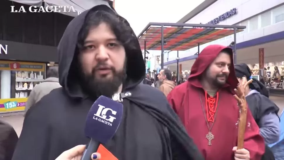 MEDIEVALES. Jóvenes se vistieron como personajes medievales y caminaron por la peatonal. CAPTURA DE VIDEO.