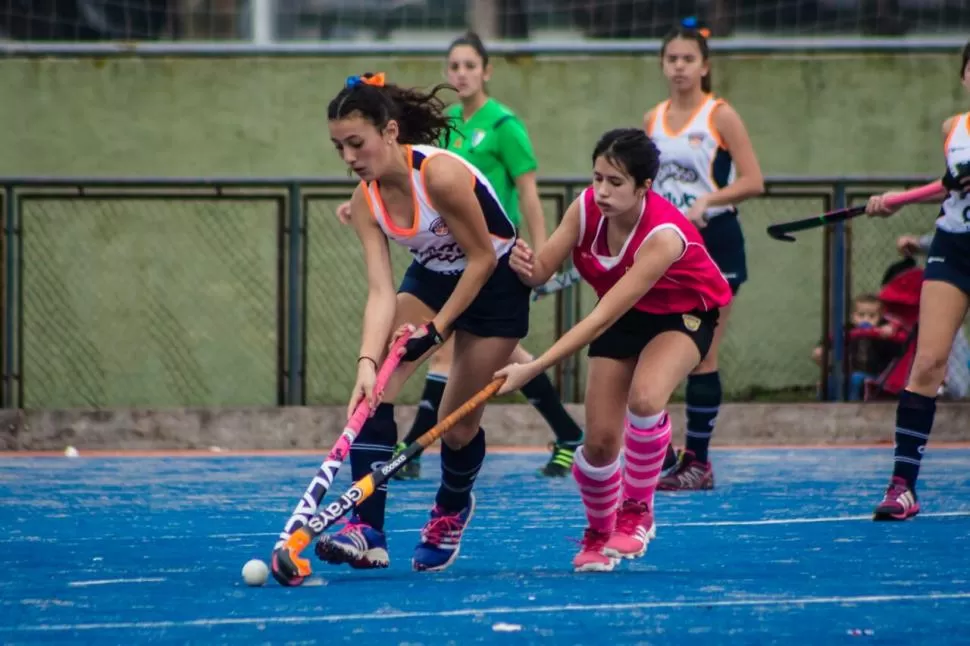 FESTEJARON. Santamarina (izq.) trata de superar a una jugadora de Tandil. foto de Paula Reyes