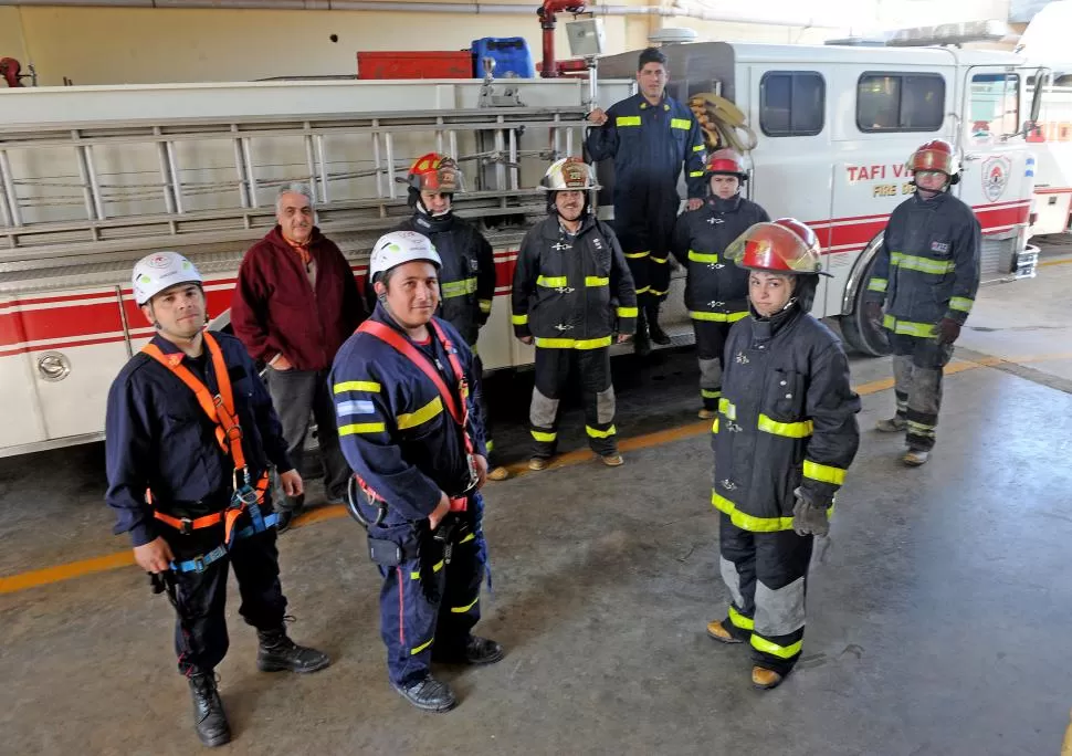 LISTOS PARA LA ACCIÓN. Un equipo de guardia en el edificio, ubicado en Monteagudo al 200, se alista con uniformes para estar en alerta. la gaceta / fotos de franco vera