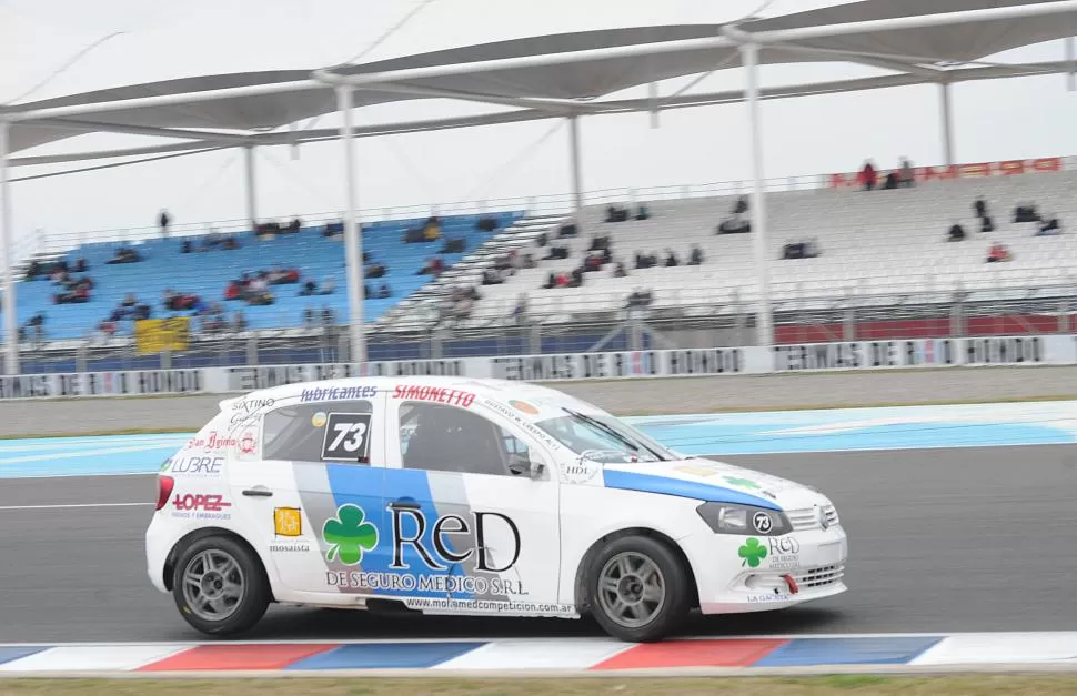 LE SALIÓ TODO BIEN. Gustavo Crespo conduce el auto que prepara Lucas Mohamed, y con el que logró buen rendimiento. la gaceta / foto de héctor peralta (enviado especial)
