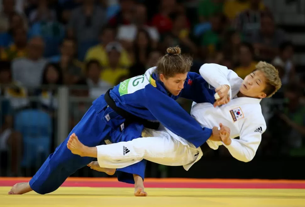 MANIOBRA GANADORA. Pareto aprovecha una de las pocas desconcentraciones de Bokyeong Jeong y la derriba con un gran movimiento de manos. La argentina marcó la puntuación en el instante preciso. télam