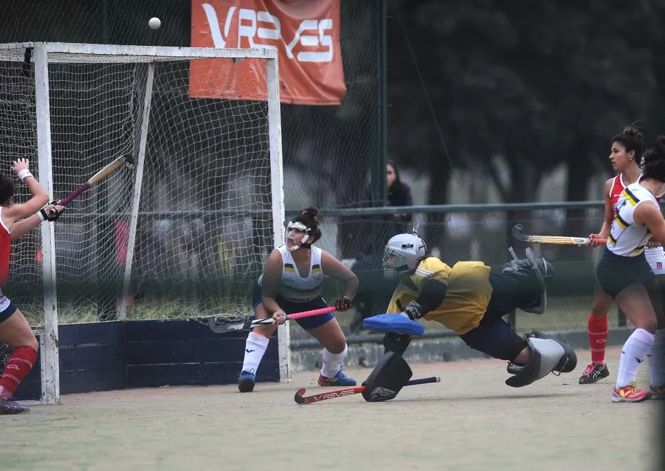 LA MEJOR. La arquera Constanza Galia Maldonado vuela y ataja con su palo un remate de una jugadora de Los Tarcos. la gaceta / foto de franco vera