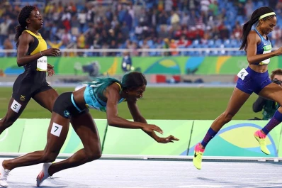 Se tiró de cabeza para cruzar la meta antes que su rival