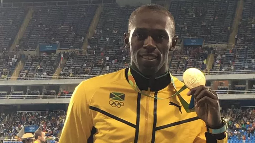 Bolt posó con la medalla de oro