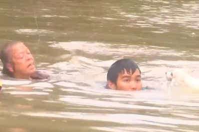 Un hombre le salvó la vida a una mujer y a su perro durante una inundación