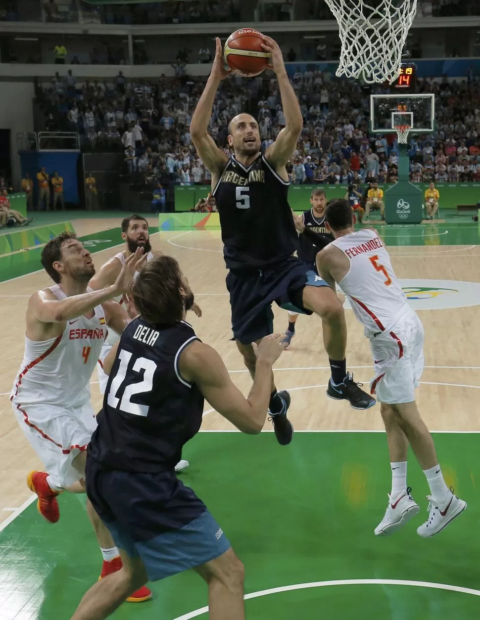 HIZO LO QUE PUDO. “Manu” convierte ante Fernández dos de sus 16 puntos.  Reuters