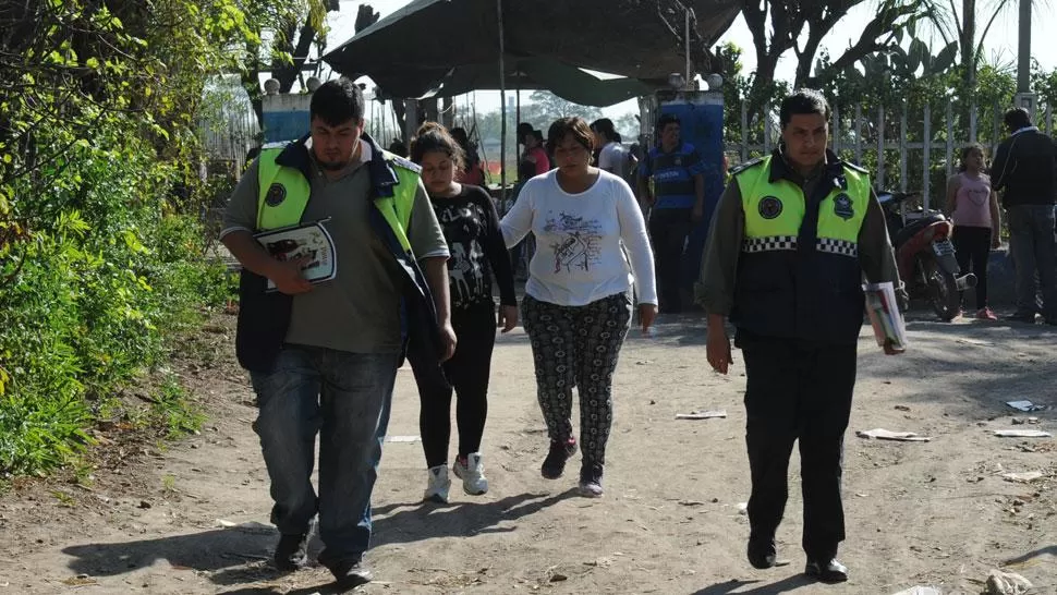 LA CASA DE LA VÍCTIMA. La novia y la suegra de Soto acompañan a los policías. LA GACETA / JOSÉ NUNO