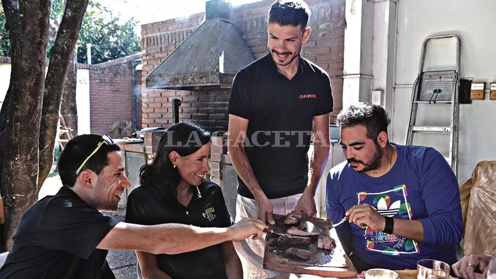 INVITA EL CAMPEÓN. Darío Gasco sirve el asado que preparó para celebrar una nueva victoria en la tradicional carrera. LA GACETA / FOTOS DE JOSÉ NUNO