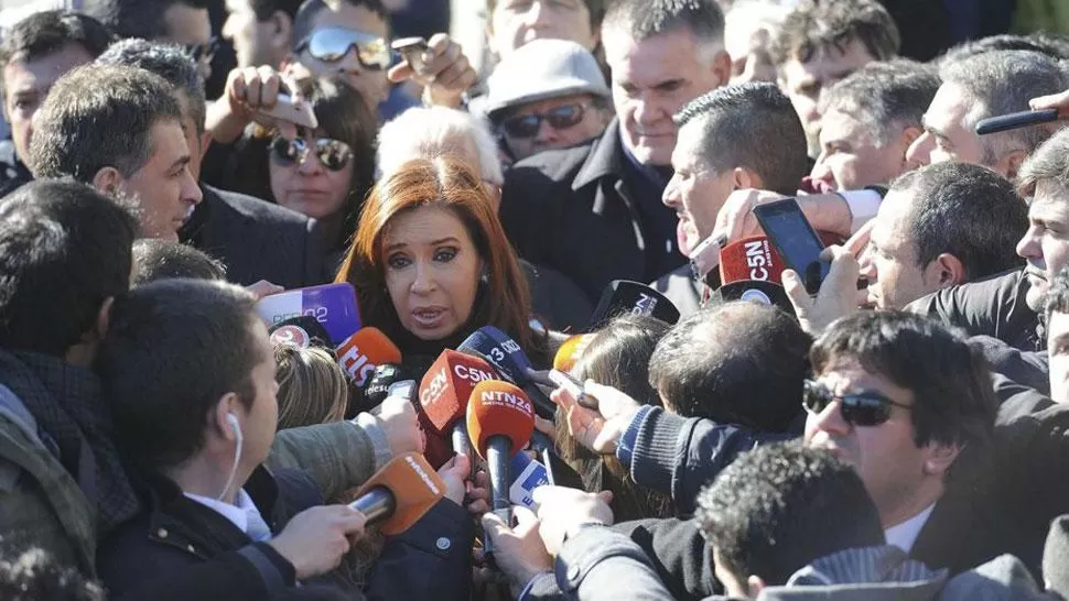 CRISTINA EN TRIBUNALES. La ex presidenta habla con la prensa luego de su última visita a Comodoro Py. FOTO TOMADA DE ELTRIBUNO.INFO