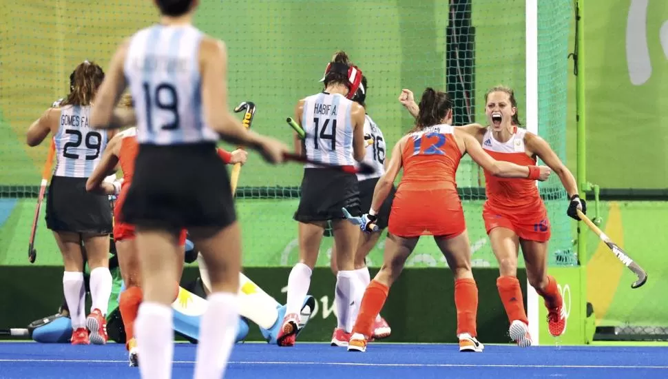 FRUSTRACIÓN. Holanda festeja uno de los goles ante la decepción de las argentinas. Las Leonas no aprovechar las tres jugadoras de menos que tuvo el rival en el final. reuters