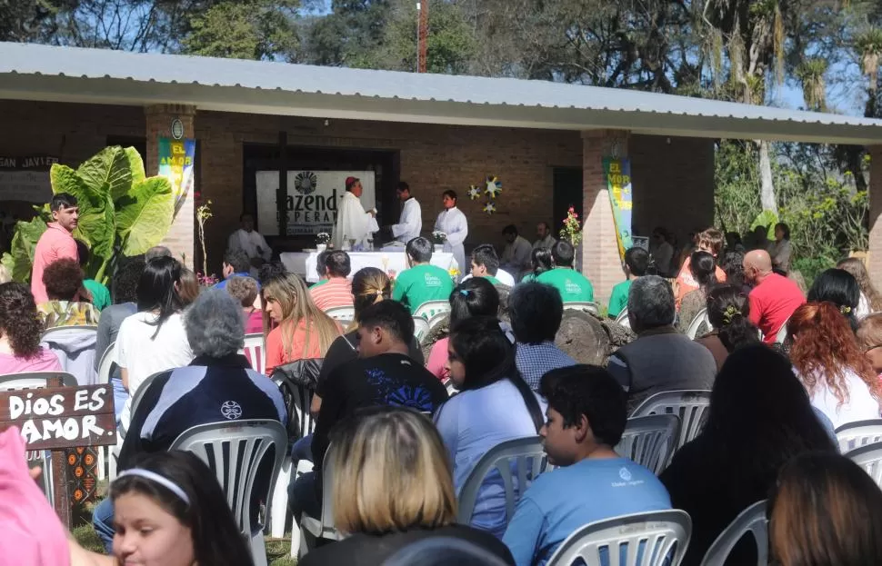 MUY CONCURRIDA. La misa fue celebrada por el arzobispo Alfredo Zecca en la galería de la Casa San Javier. LA GACETA / FOTOS DE ANTONIO FERRONI.-  