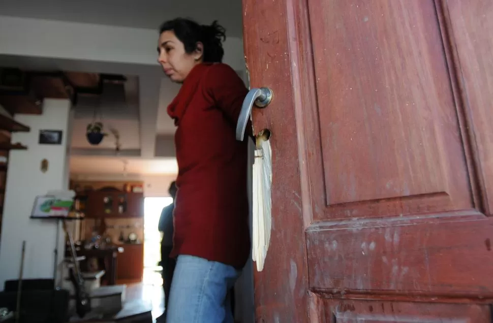 IMPOTENCIA. A Ana María Otero le destrozaron la puerta para robarle. la gaceta / foto de analía jaramillo