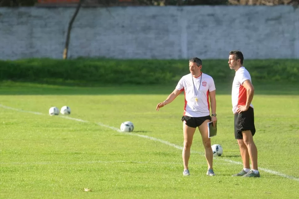 ESTÁ FIRME. Cajaravilla (derecha) realiza trabajos para acelerar su vuelta. la gaceta / foto de DIEGO ARAOZ