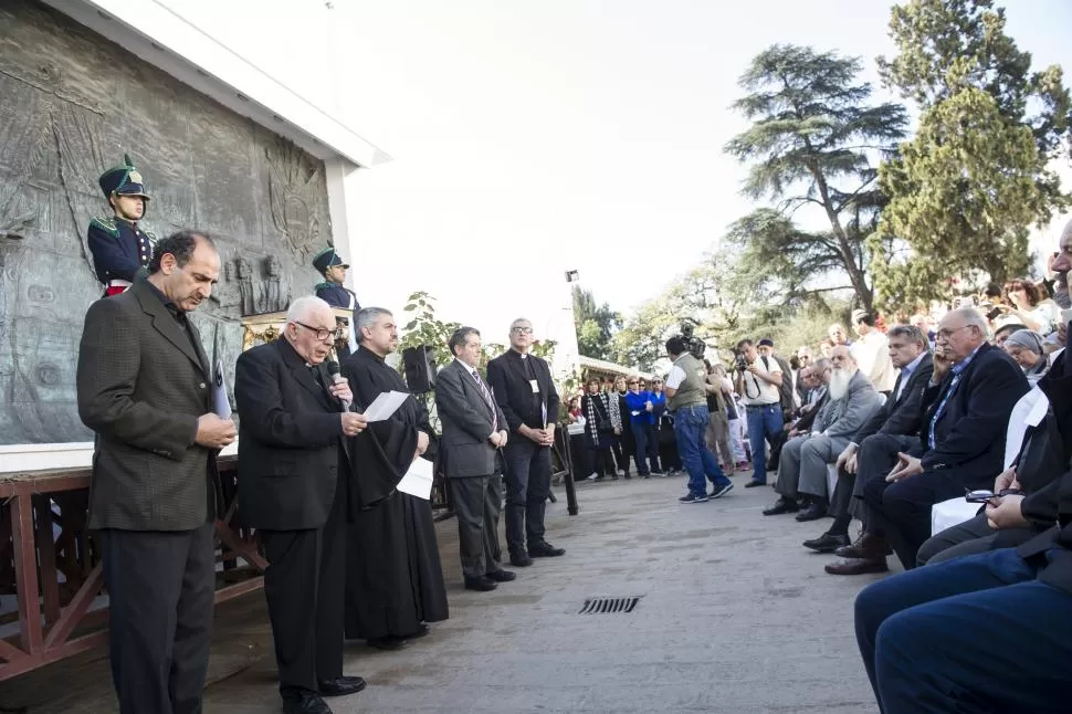 ACTO INTERRELIGIOSO. Julio Víctor Mustafá (islámico), Luis Villalba (católico), Juan Manuel Alurralde (católico ortodoxo), Alberto Zimerman (judío) y Gustavo Gómez Pascua (evangélico). LA GACETA / FOTO DE JORGE OLMOS SGROSSO.-   