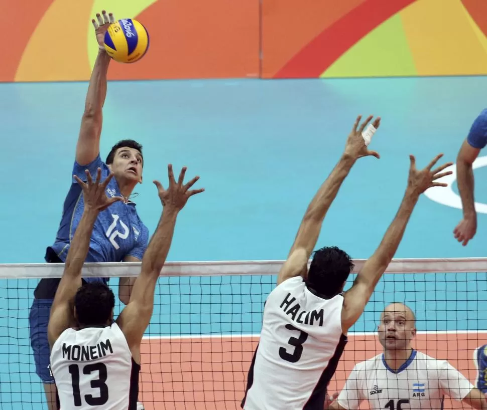 BIEN ARRIBA. Bruno Lima remata en una ofensiva del seleccionado argentino. Reuters