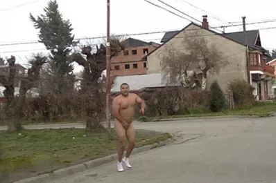 Video: lo descubrió el esposo de su amante y escapó desnudo