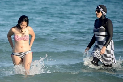 Para Francia el burkini es la traducción de un proyecto que esclaviza a la mujer