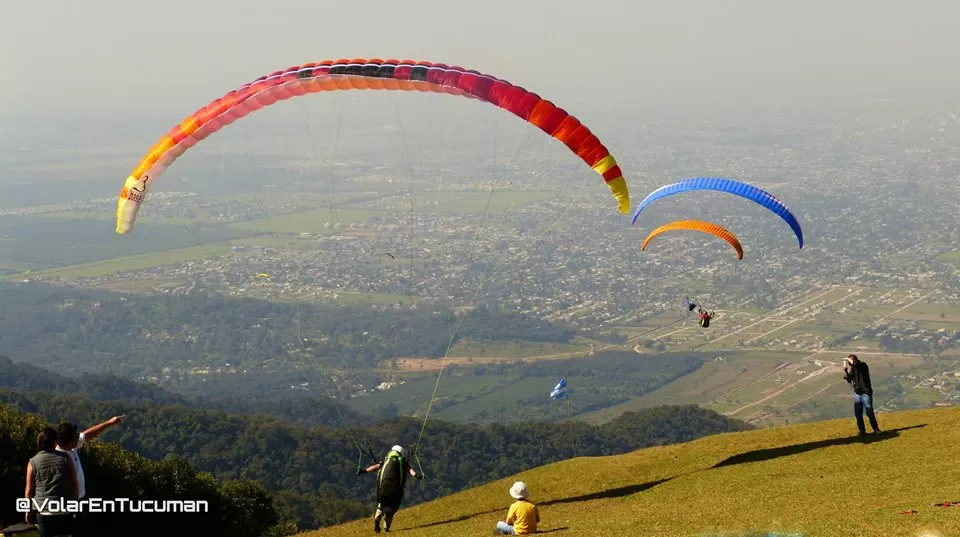 ESPECTÁCULO PLACENTERO. Los parapentistas ofrecieron cuatro jornadas de vuelos, que el público reconoció con aplausos. gentileza @volarentucuman