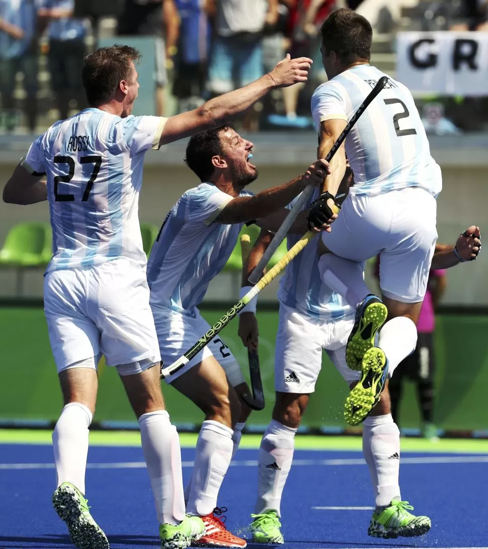 ¡ESTAMOS EN LA FINAL! El “Hacha” Gonzalo Peillat (2), autor de tres goles, festeja con Manuel Brunet y Lucas Rossi (27). REUTERS