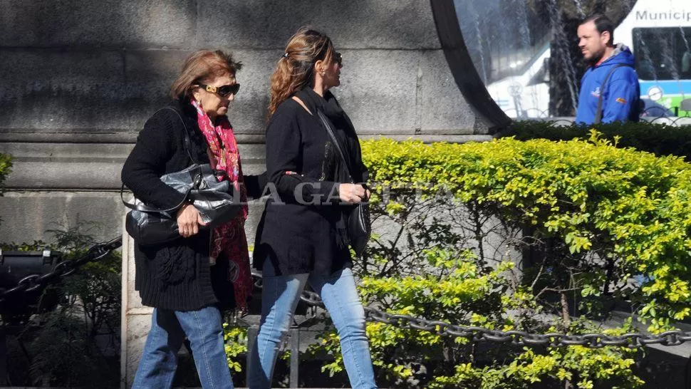 CON EL ABRIGO A MANO. Aunque la mañana comenzó algo fría, con el correr de las horas la temperatura irá en aumento. ARCHIVO LA GACETA / FOTO DE ANALIA JARAMILLO
