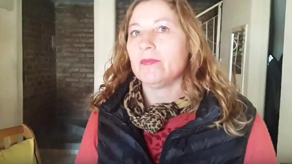 LILIANA MONTI. Le permitió al presidente pasar al baño de su casa y luego se tomó una foto con él. CAPTURA DE VIDEO.