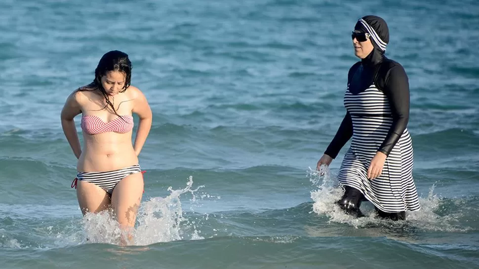 CONTRASTE. Una mujer tunecina usando el traje de baño diseñado para los musulmanes. TÉLAM