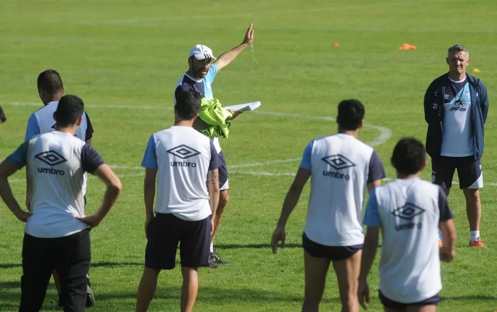 PUPILO SUYO. Azconzábal, que da indicaciones durante el entrenamiento de ayer en el complejo de Ojo de Agua, fue entrenador de Rosales en Estudiantes y aprobó su llegada a Atlético tras la salida de Romat. la gaceta / foto de FRANCO VERA