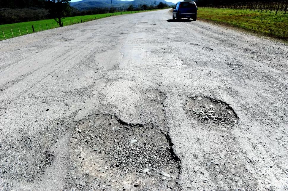 DESASTRE. Desde San Javier camino a La Sala, la ruta provincial 340 quedó dominada por los baches, que obligan a bajar a la banquina. LA GACETA / FOTOS DE FRANCO VERA 