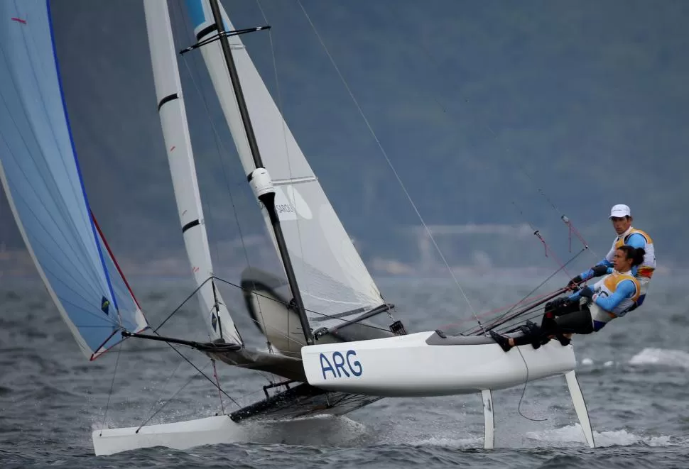 DOS TITANES. No fue el mejor comienzo ni el mejor final en la Medal Race para Carranza y Lange, pero nunca desesperaron y lograron el título. Lange fue el remanso en una tarde soñada e inolvidable en Río. telam