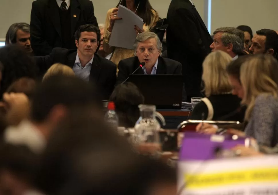 EN EL CONGRESO. Aranguren defendió los aumentos; contestó preguntas y les respondió a los opositores. “A mí me puso y me saca el Presidente”, afirmó. DYN