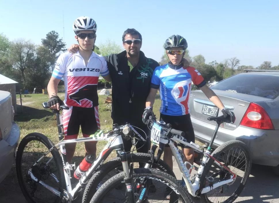 DESDE RÍO NEGRO A TUCUMÁN. Franco Orocito y Agustín Domínguez compitieron en el Trasmontaña y contaron con la asistencia de Daniel Domínguez (centro). la gaceta / foto de Antonio Ferroni