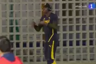 Mientras calentaba para la carrera, Usain Bolt se puso a bailar en la pista