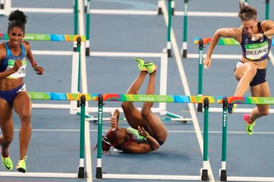 Video: se llevó puesta una valla y se pegó un duro golpe en la pista