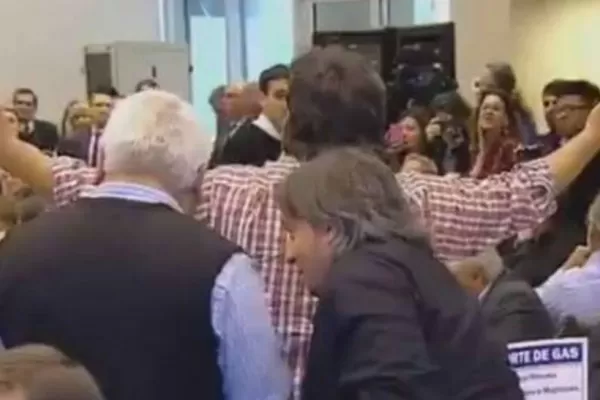 El gracioso video de Máximo Kirchner tratando de agarrar un sánguche