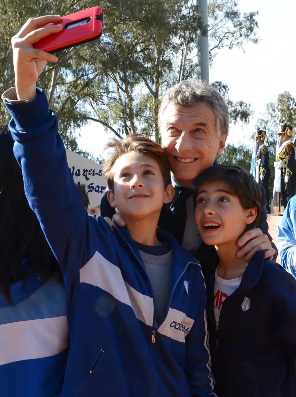 RETRATO. Dos niños riojanos se tomaron una fotografía con Macri. dyn