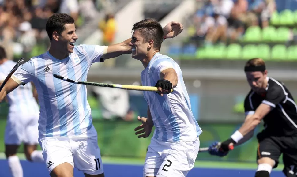 SUBLIME. Ignacio Ortiz y Gonzalo Peillat se abrazan durante la inolvidable goleada sobre el bicampeón, Alemania, en semifinales. Los Leones, históricamente bajo la sombra de Las Leonas, tendrán hoy la chance de sumar un oro más para Argentina. reuters