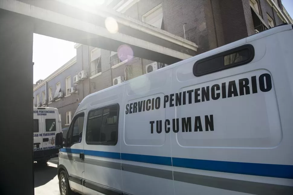 TRASLADO. Durante la mañana, el Servicio Penitenciario llevó a Belén hasta los Tribunales de Barrio Norte. la gaceta / FOTOs DE JORGE OLMOS SGROSSO