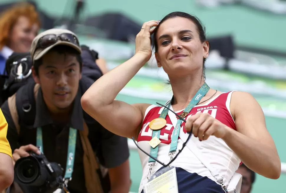 SIEMPRE ESTÁ. Isinbayeva no pudo competir pero alentó a sus compatriotas. Reuters