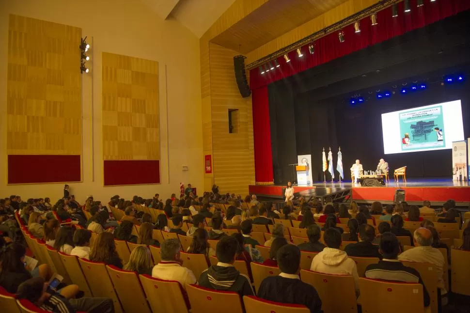 EN EL MERCEDES SOSA. Julio Saguir y Daniel Campi  acompañaron la presentación del estudio realizado por expertos del Conicet y la UNT.  LA GACETA / FOTO JORGE OLMOS SGROSSO.