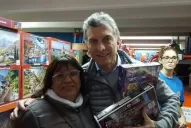 Macri pasó por una juguetería para comprarle un regalo a Antonia