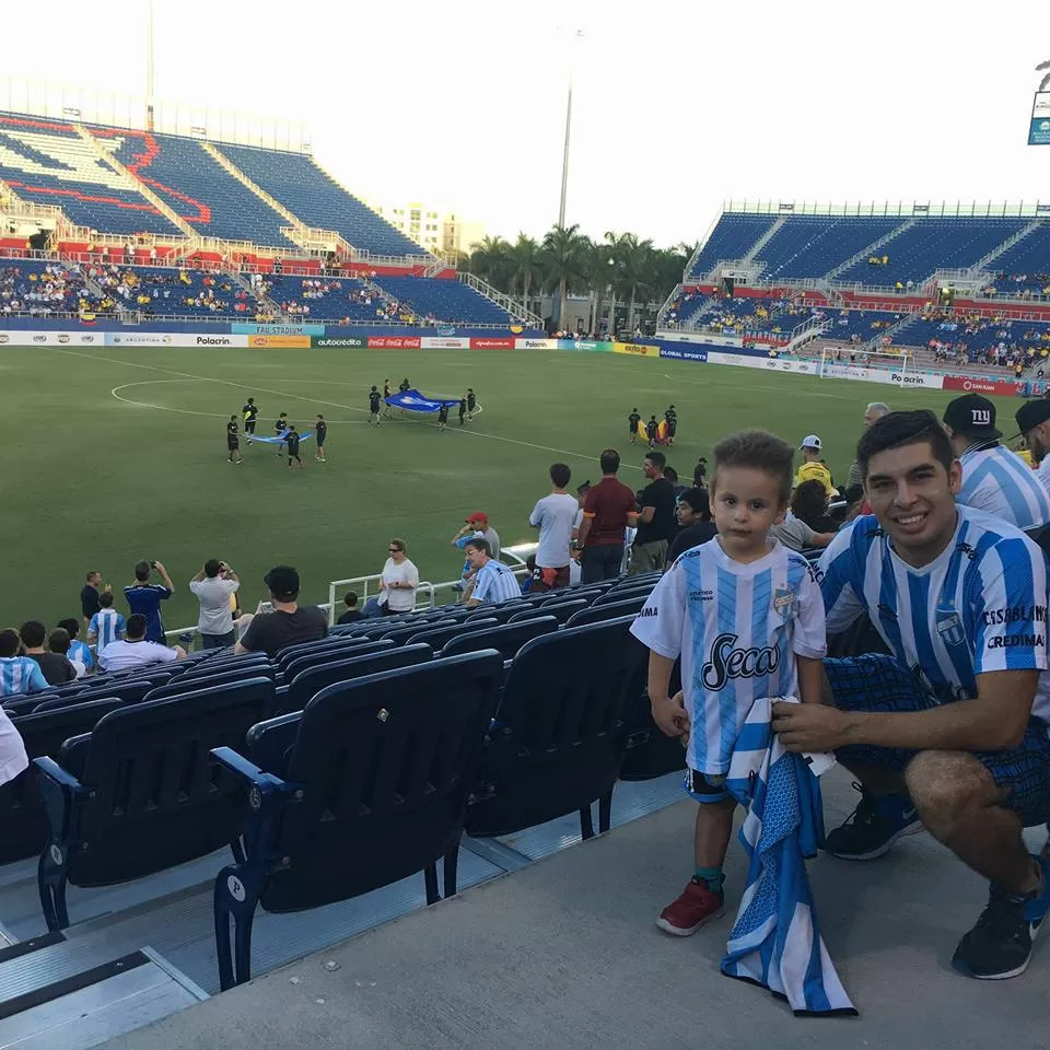 LA MÁS LEJANA. Juan Restón y su hijo Galo en Miami, con la camiseta puesta. FOTO FACEBOOK JUAN RESTÓN