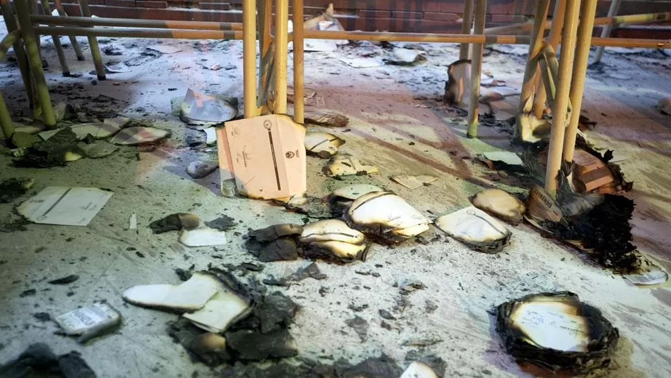 FUEGO Y DISTURBIOS. En cuatro comunas hubo graves incidentes al cierre de la elección. En El colegio San Pablo Apóstol, de San Pablo (foto), se quemaron urnas. En noviembre, se celebraron elecciones complementarias allí y, por hechos similares, también en Los Ralos, San Ignacio y Sargento Moya. LA GACETA / FOTO DE DIEGO ARÁOZ