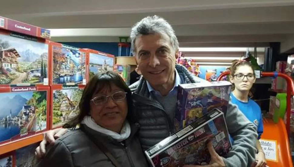 DÍA DEL NIÑO. Mauricio Macri con una vecina de San MIguel, Buenos Aires. FOTO TOMADA DE CLARÍN