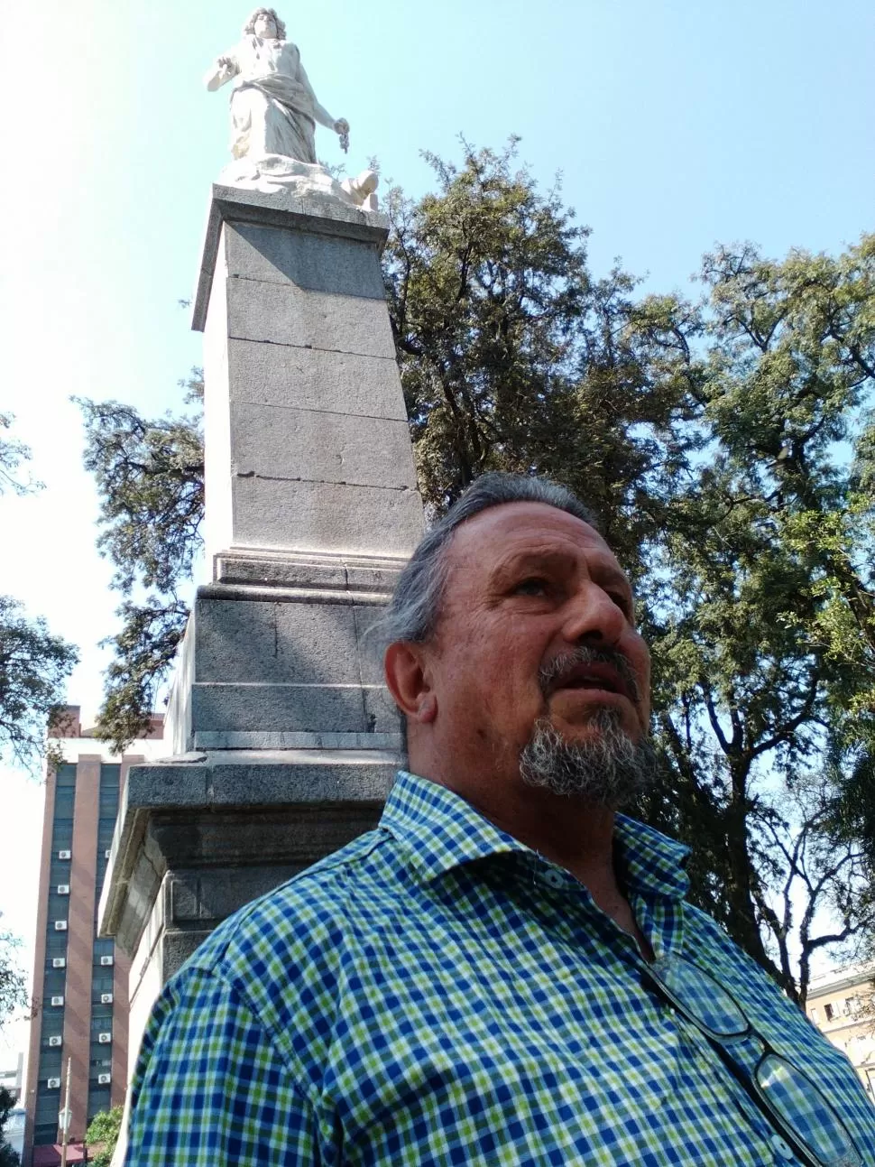 EN LA PLAZA. El cantautor de Guaymallén se define como un coplero que canta y musicaliza. LA GACETA / FOTO DE ROBERTO ESPINOSA.