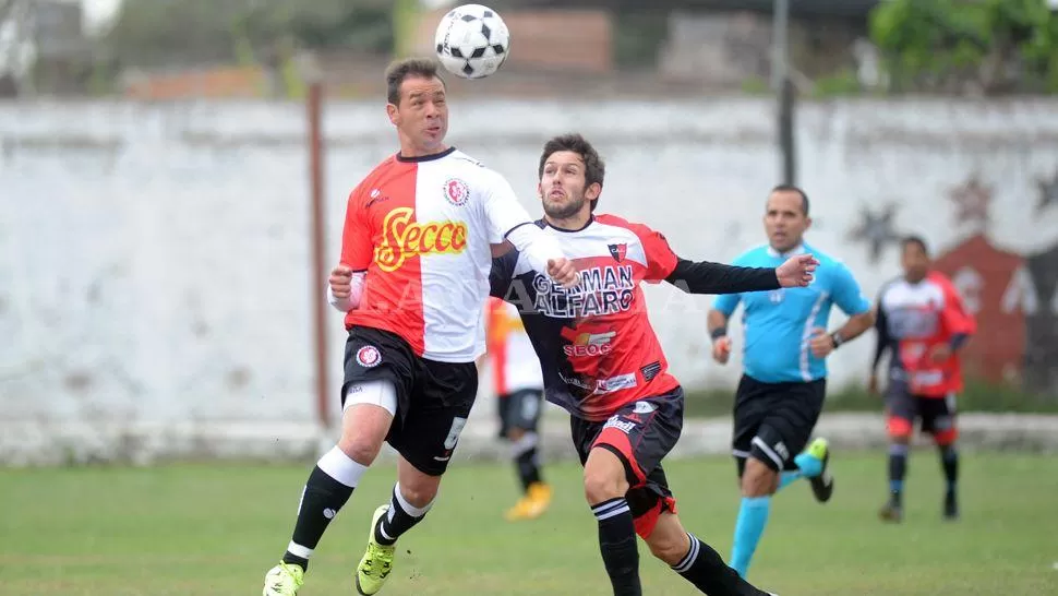 NO SE SACARON VENTAJAS. A pesar del esfuerzo que hicieron, ni el volante Nahuel Scime (Sportivo) ni Germán Riera (Amalia) lograron hacerse fuertes en la cancha. LA GACETA / FOTO DE FRANCO VERA 