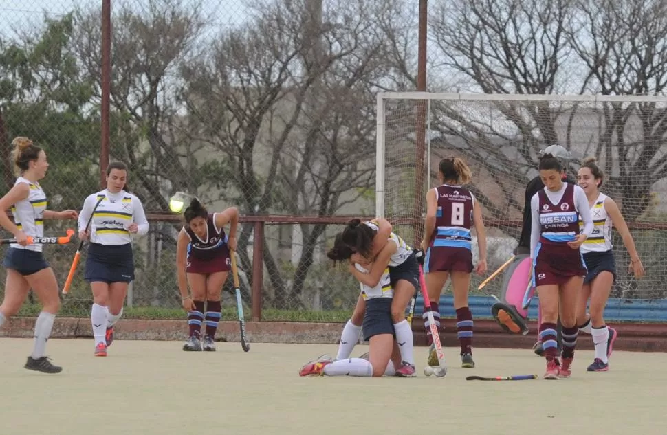 FIGURA. Camila Galia Maldonado (de rodillas) marcó el gol del triunfo para su equipo.   la gaceta / foto de héctor peralta