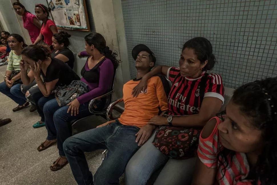 ES EN VANO. Los pacientes abarrotan las salas de espera de los dispensarios y centros asistenciales, pero nos hay remedios para suministrarles.  foto de  Meridith Kohut para The New York Times