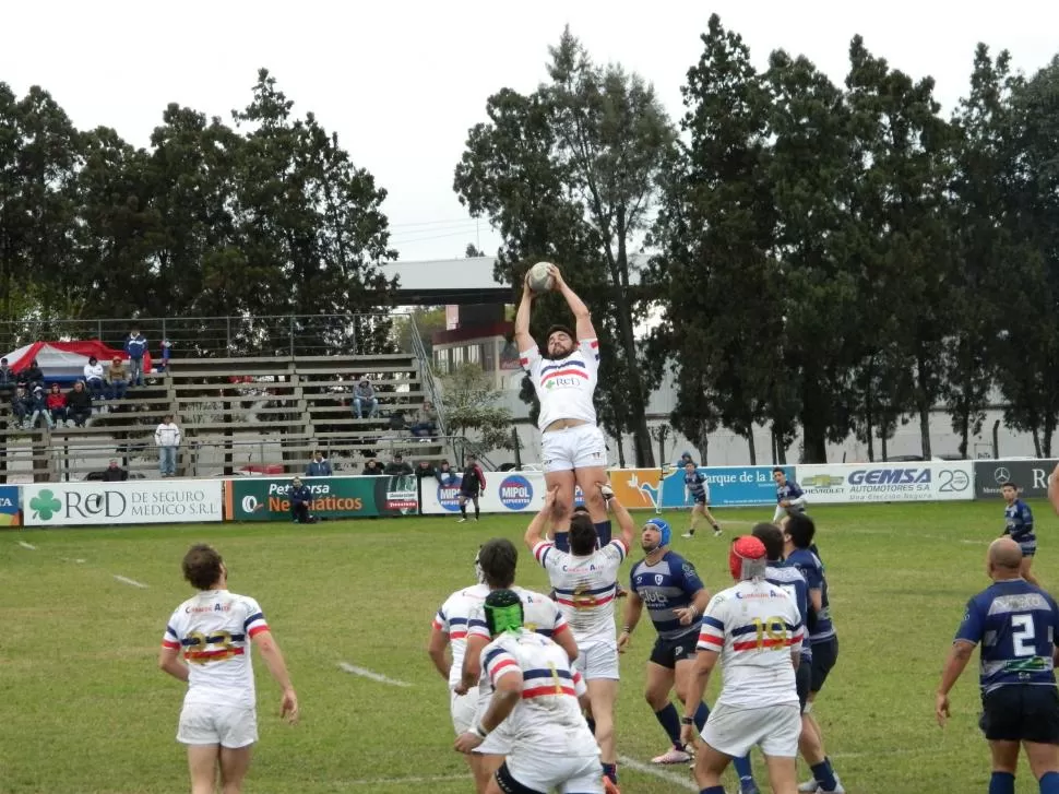 EN LO ALTO. Nicolás Orlande recibe la guinda en el line ante la atenta mirada de sus compañeros y rivales. foto de adrián coronel