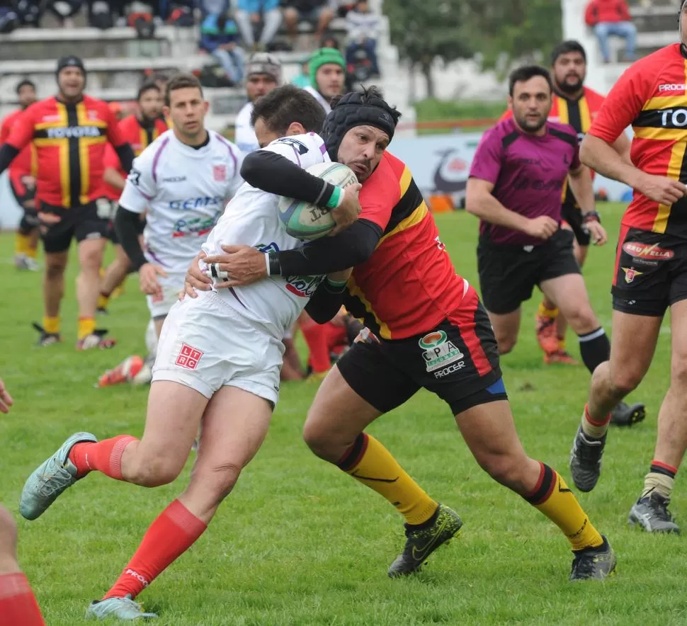 ADELANTE. Isaías Montoya avanza ante la marca de los rivales del Jockey salteño. la gaceta / foto de héctor peralta