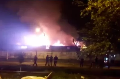 Luego de dos horas controlaron el incendio en el depósito de Bernabé Aráoz al 900